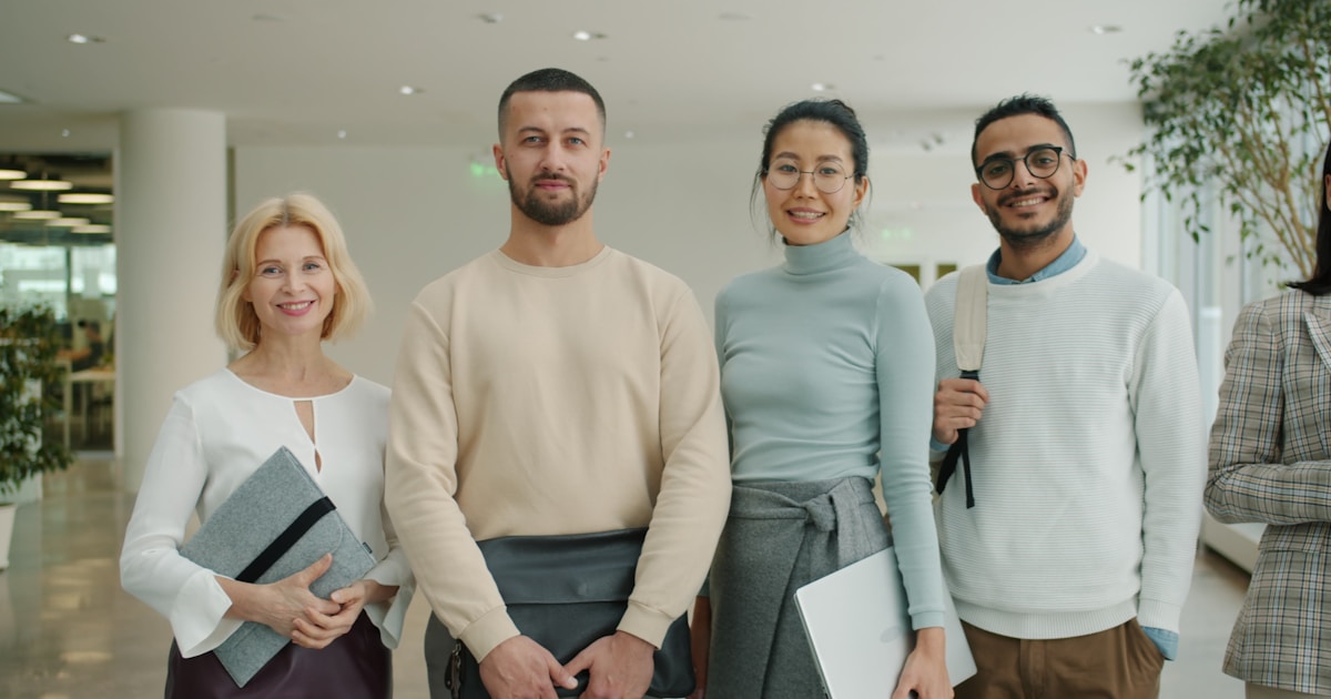 Руководитель и команда обсуждают улучшение клиентского сервиса на совещании в офисе