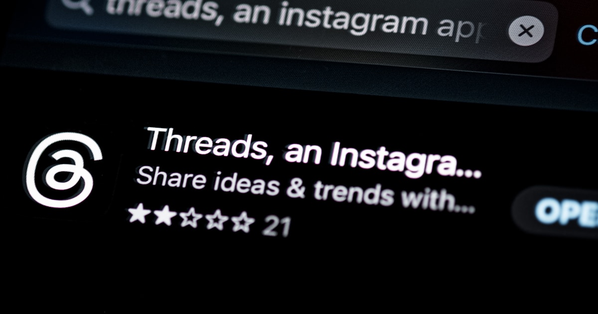 Логотип Threads на экране смартфона, иллюстрирующий новую ИИ-функцию