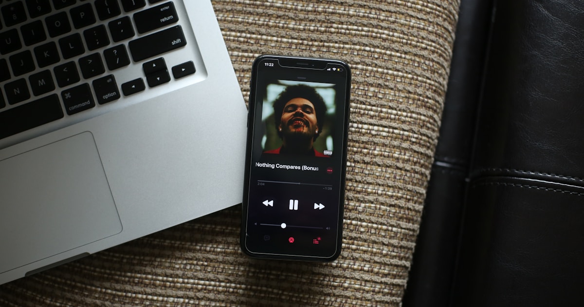 Иллюстрация: голосовой помощник Siri на устройствах Apple