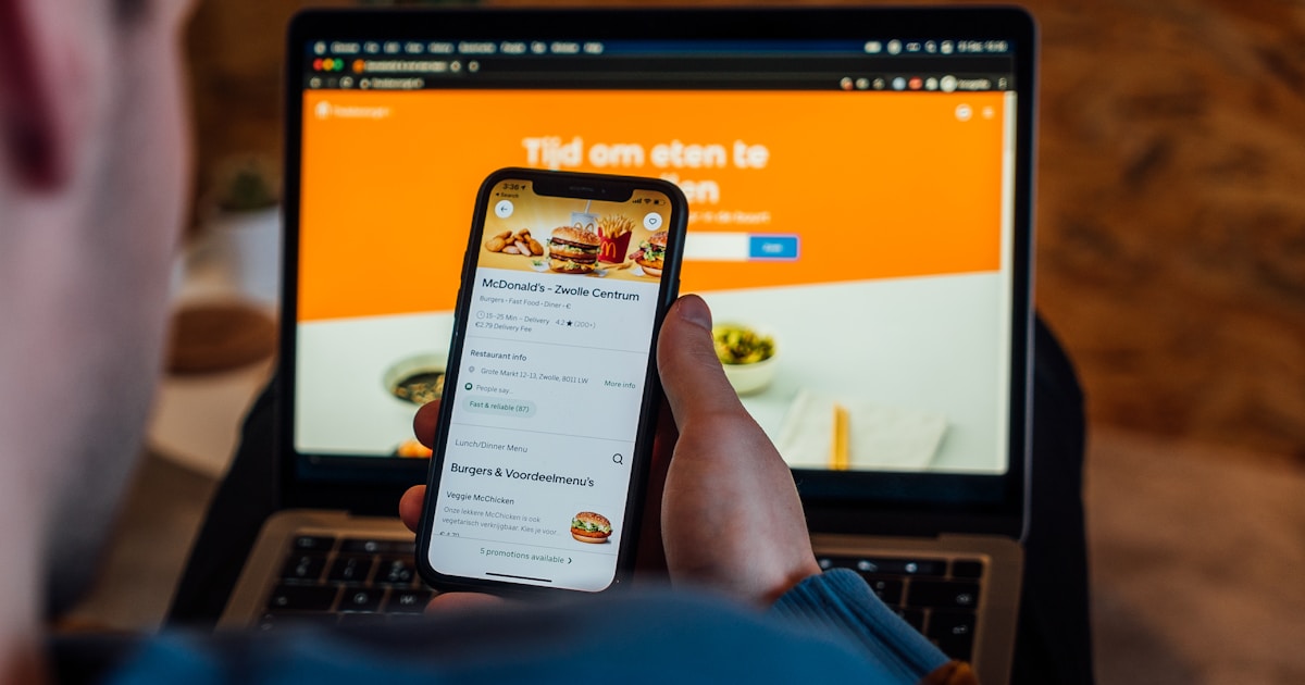 Скриншот мобильного приложения Uber Eats с демонстрацией работы ИИ-помощника Cart Assistant