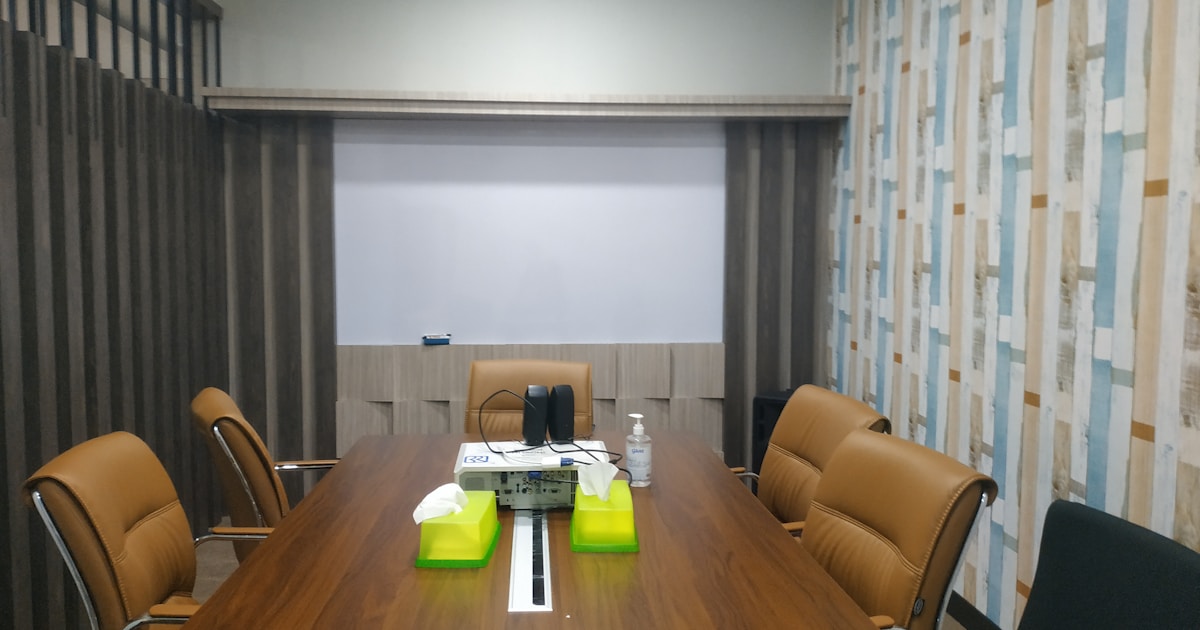 Руководитель обсуждает вопросы медицинского страхования с сотрудниками в офисе