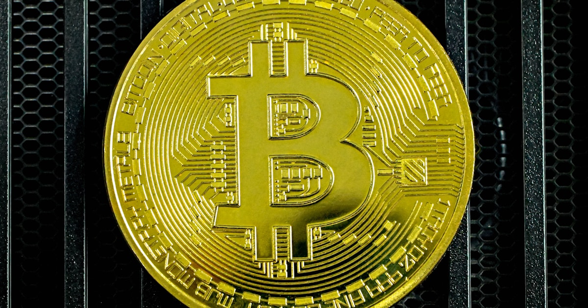 Цифровая визуализация токенизации сырьевых товаров: график с символами нефти, металлов и энергии, преобразующимися в цифровые токены на блокчейне