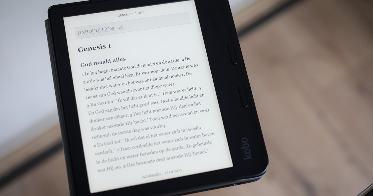 Различные аксессуары для электронной книги Kindle: чехлы, держатели, стикеры