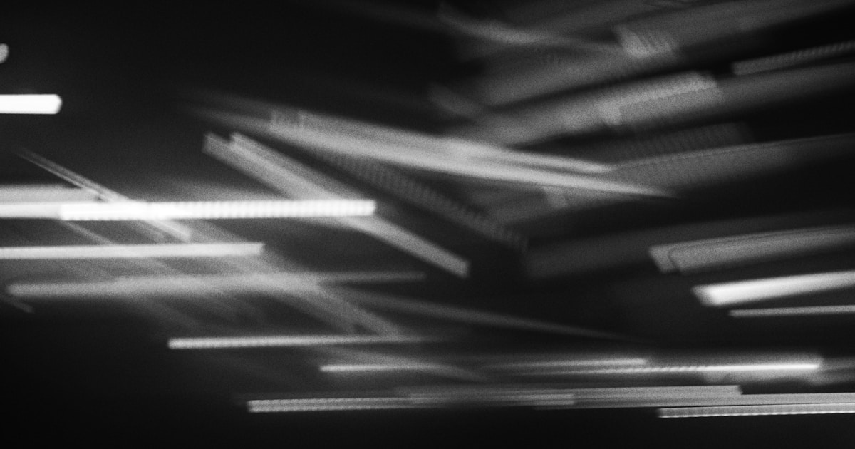 Графическое изображение, символизирующее связь криптовалют и торговли людьми