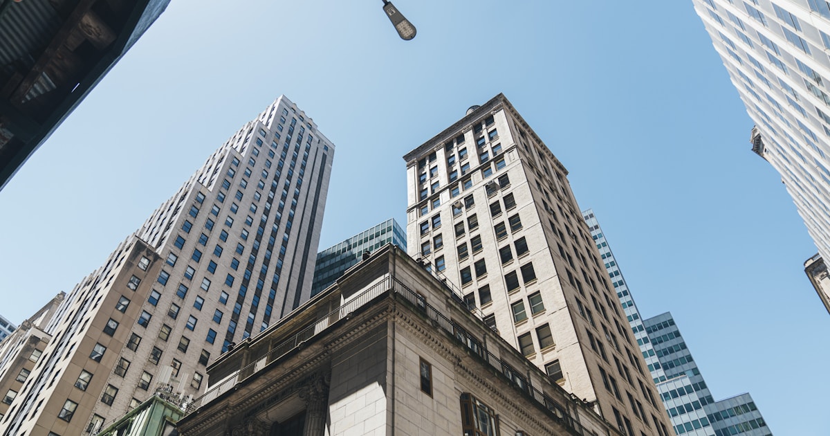 Графики и финансовые данные на экране монитора