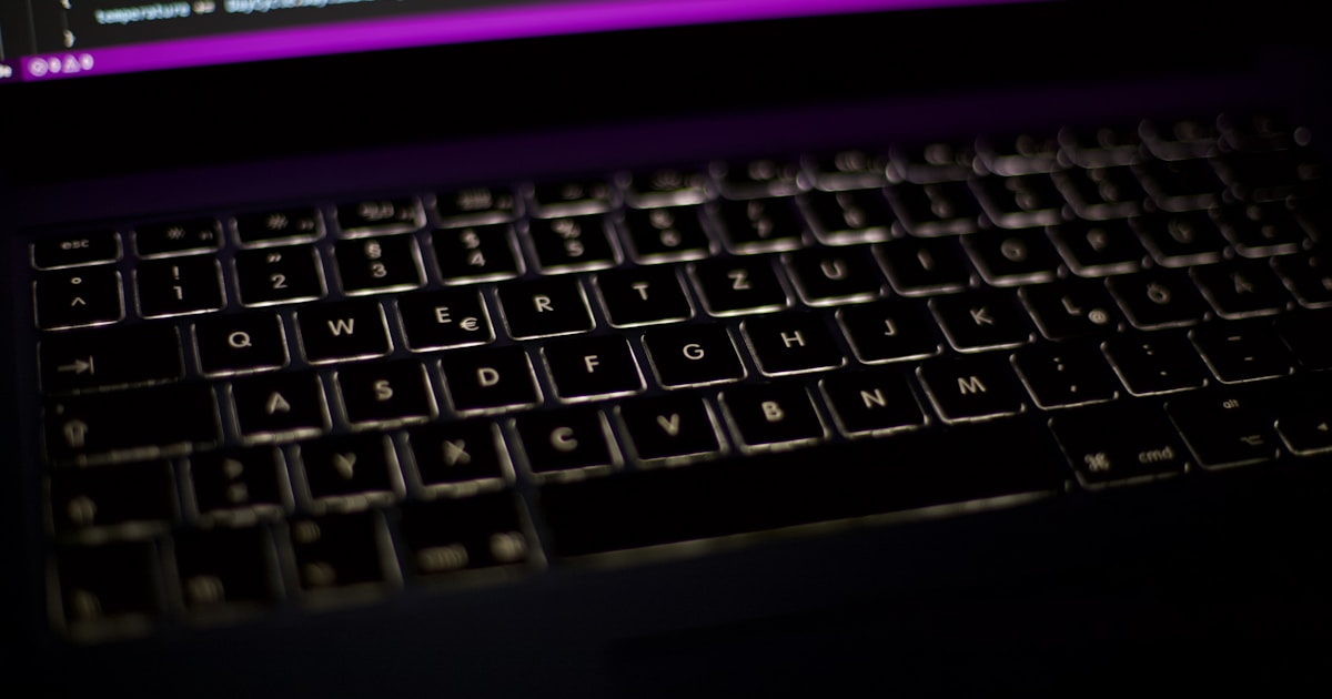 Логотип конференции по кибербезопасности Black Hat на экране ноутбука