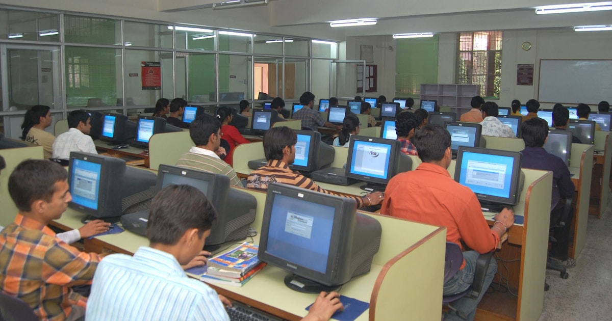 Предприниматель изучает язык на ноутбуке с помощью платформы Rosetta Stone для международного бизнеса