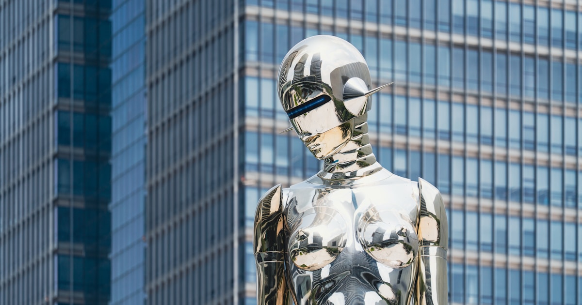 Логотип компании Anthropic и график роста инвестиций в искусственный интеллект