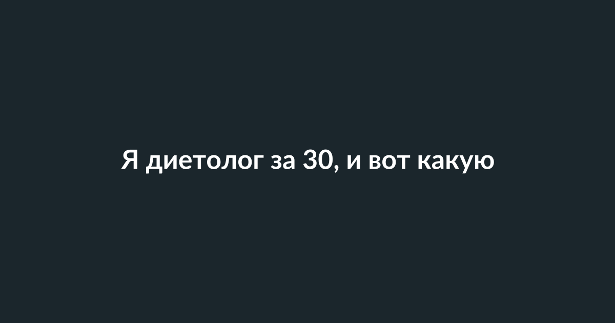 Женщина добавляет коллагеновый порошок в смузи или йогурт на кухне