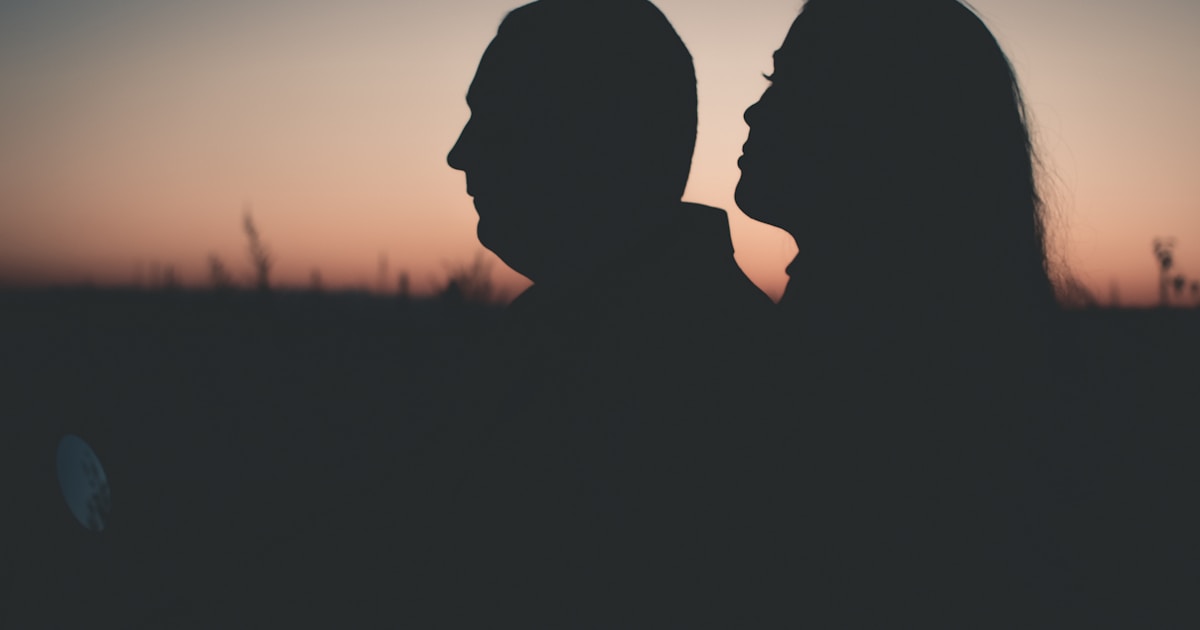 Пара среднего возраста разговаривает за чашкой кофе в уютной обстановке