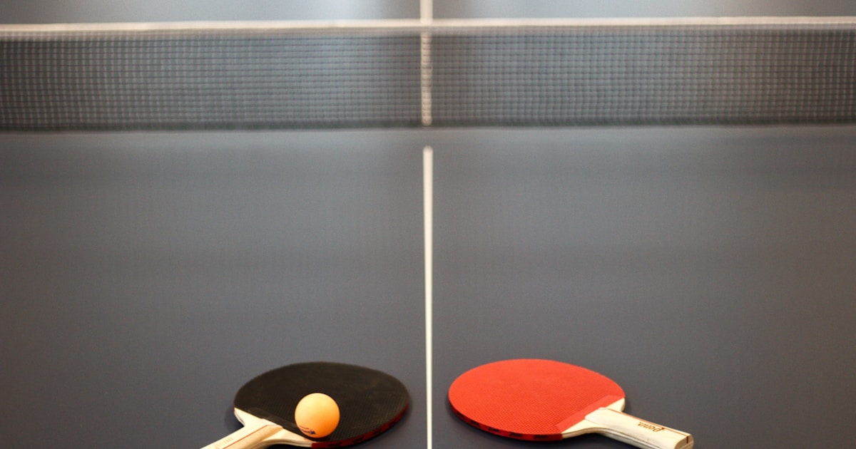 Человек играет в настольный теннис, иллюстрация пользы игры для здоровья мозга