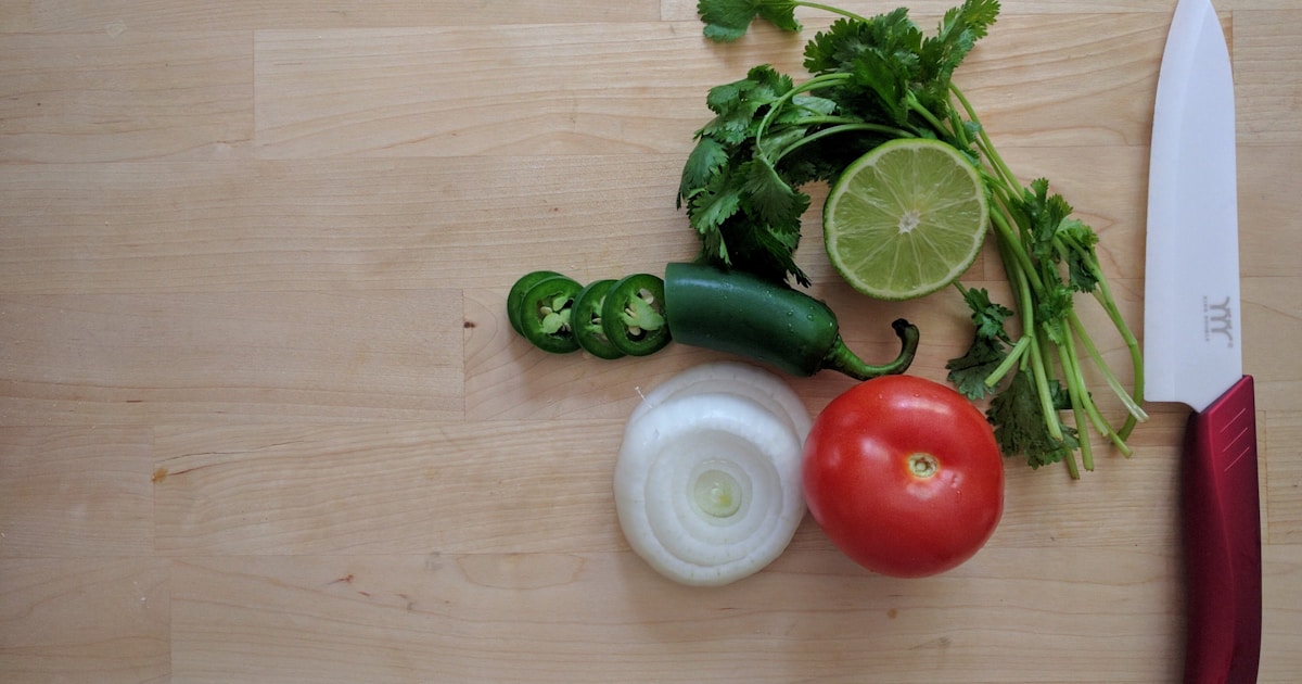 Коробка с продуктами и рецептами от сервиса доставки еды Blue Apron на кухонном столе