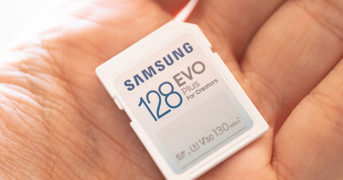 Смартфоны Samsung Galaxy на фоне символов скидок и промокодов
