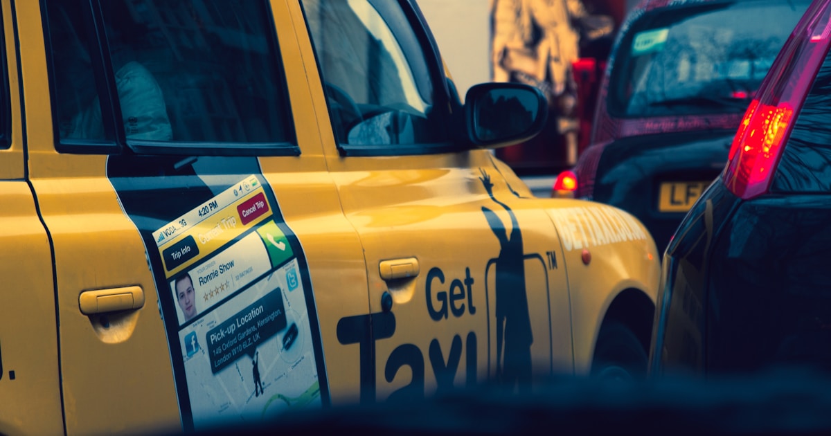 Беспилотный автомобиль Uber или концепт автономного такси на городской улице