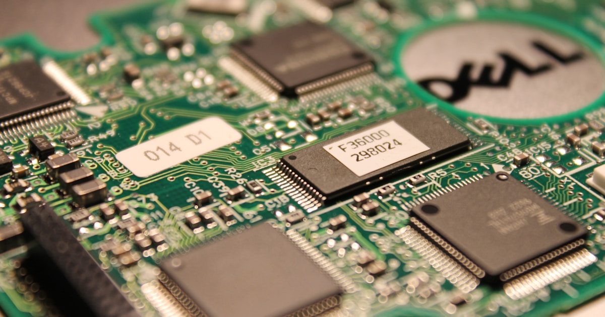 Интерфейс плагинов Cowork от Anthropic на экране компьютера в офисе