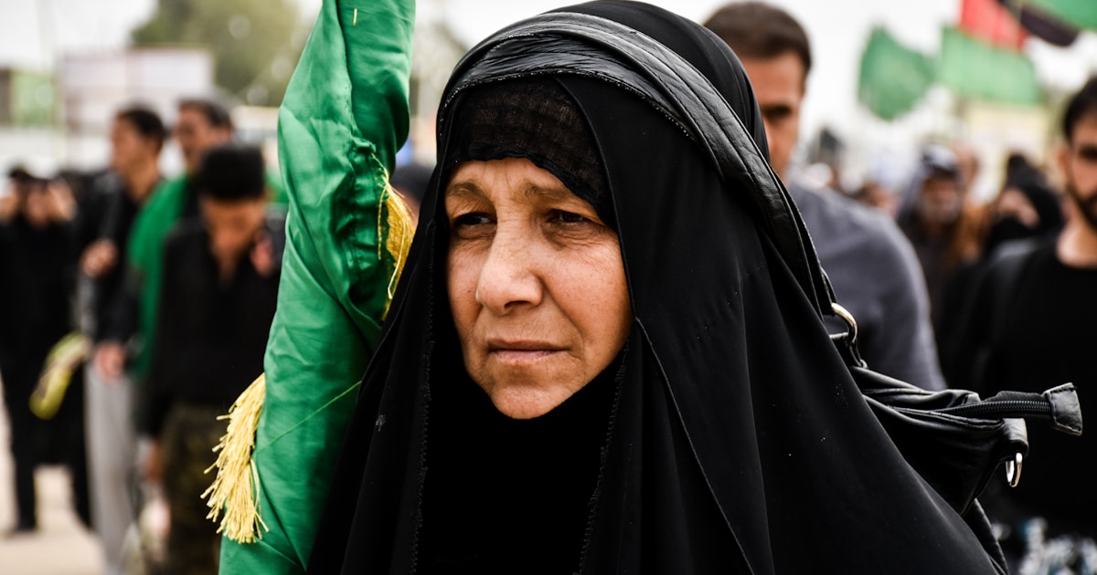 Люди на улицах иранского города