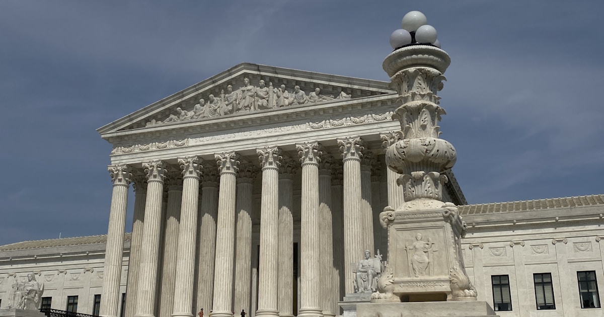 Документы и папки дела Джеффри Эпштейна на столе