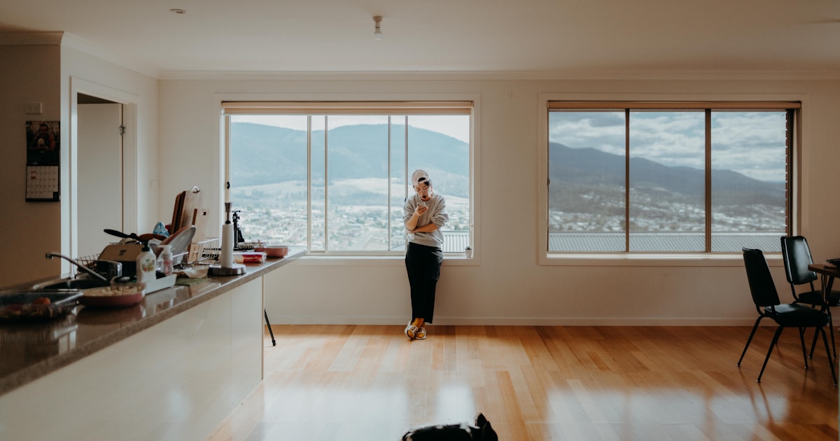 Мужчина в комнате во время годового эксперимента по изоляции для улучшения здоровья