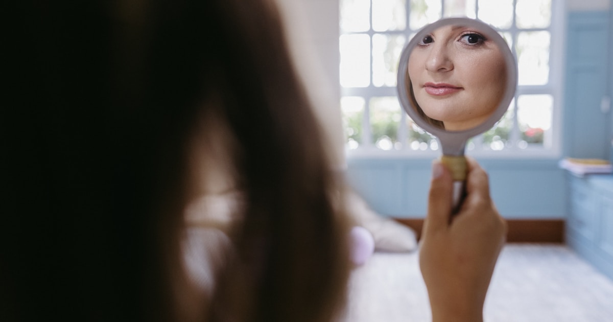 LED-маска для светотерапии Sunlighten на лице