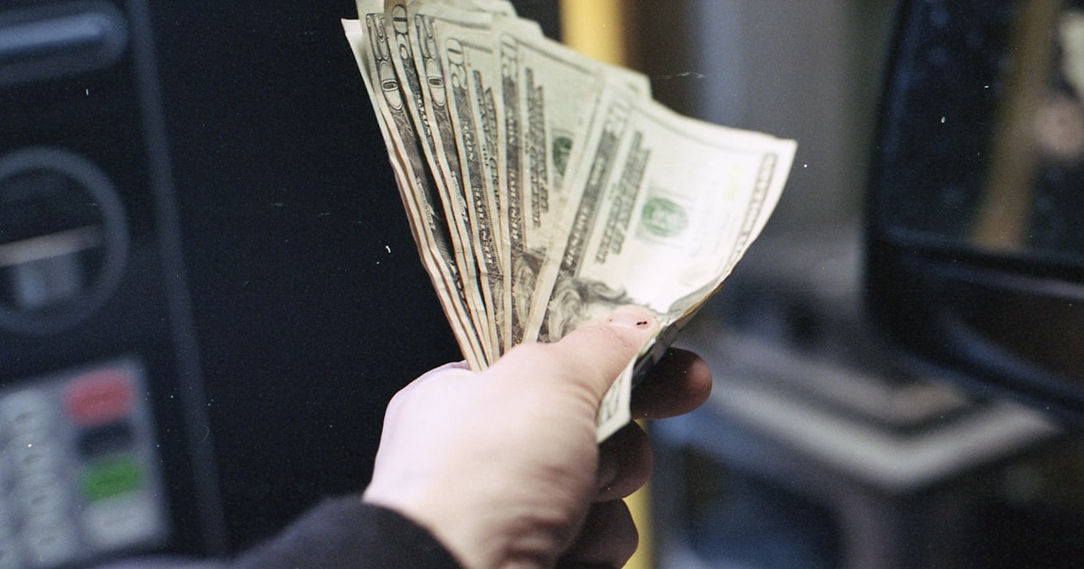 Предприниматель за работой в офисе, размышляя о деньгах и успехе