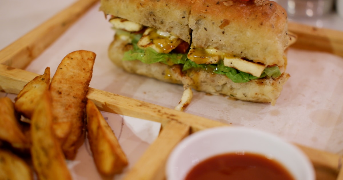 Закрытый ресторан или сэндвич с сыром гриль на тарелке