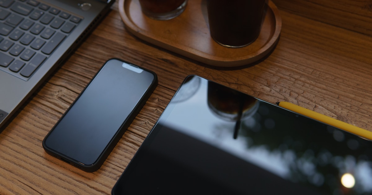 Телевизор Samsung S90F QD-OLED на тумбе в современной гостиной