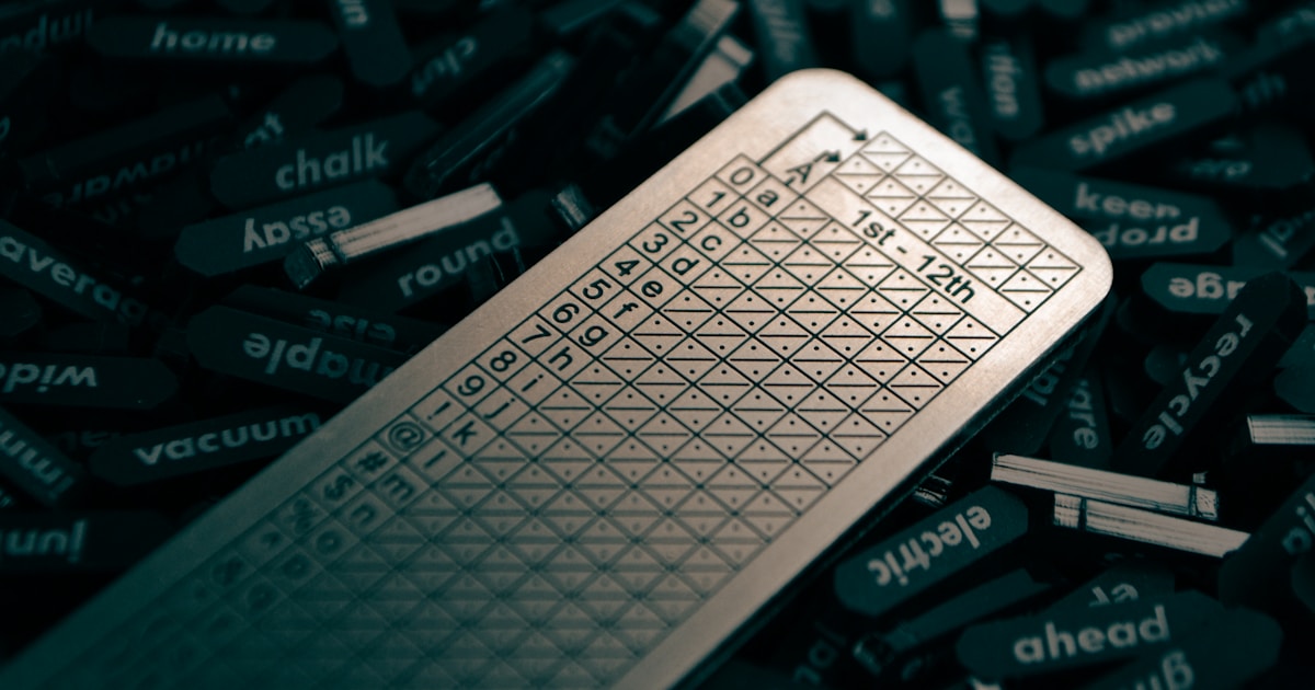 График роста акций Sandisk на финансовом экране на фоне символов искусственного интеллекта и чипов памяти