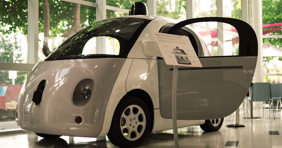 Беспилотный автомобиль Waymo на городской улице