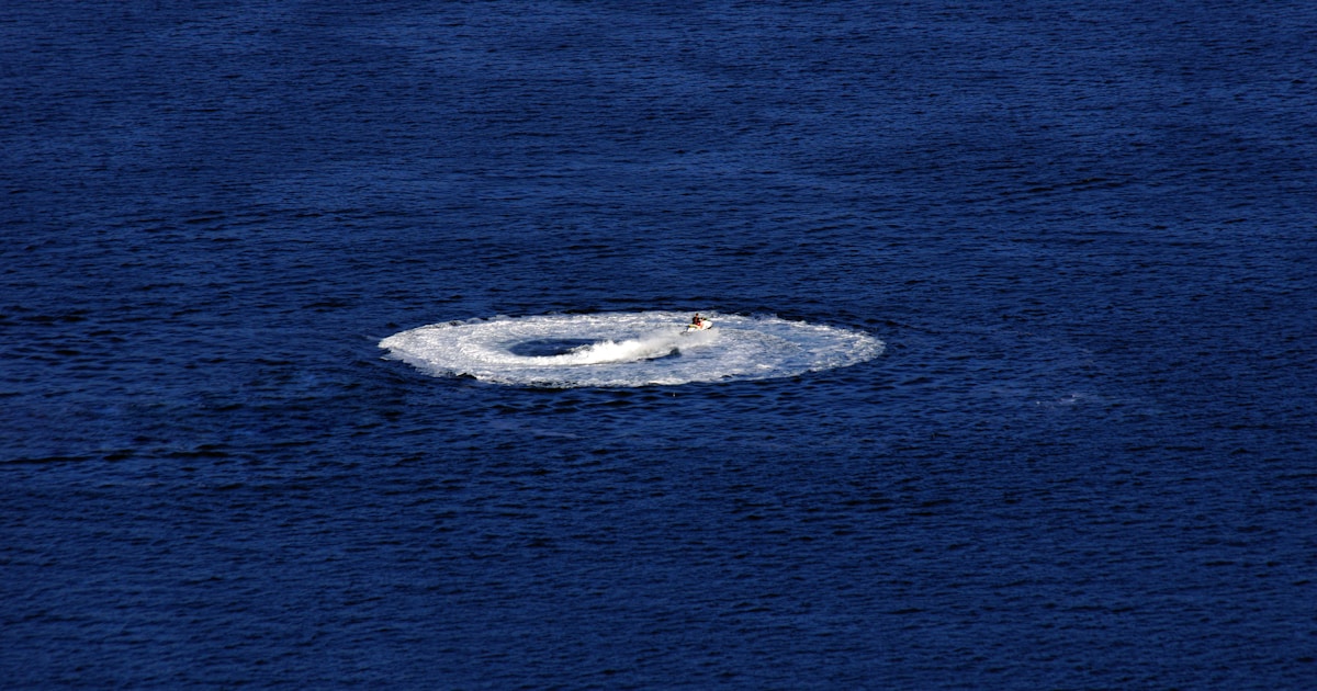 Момент взрыва иранского военного корабля после атаки подводной лодки