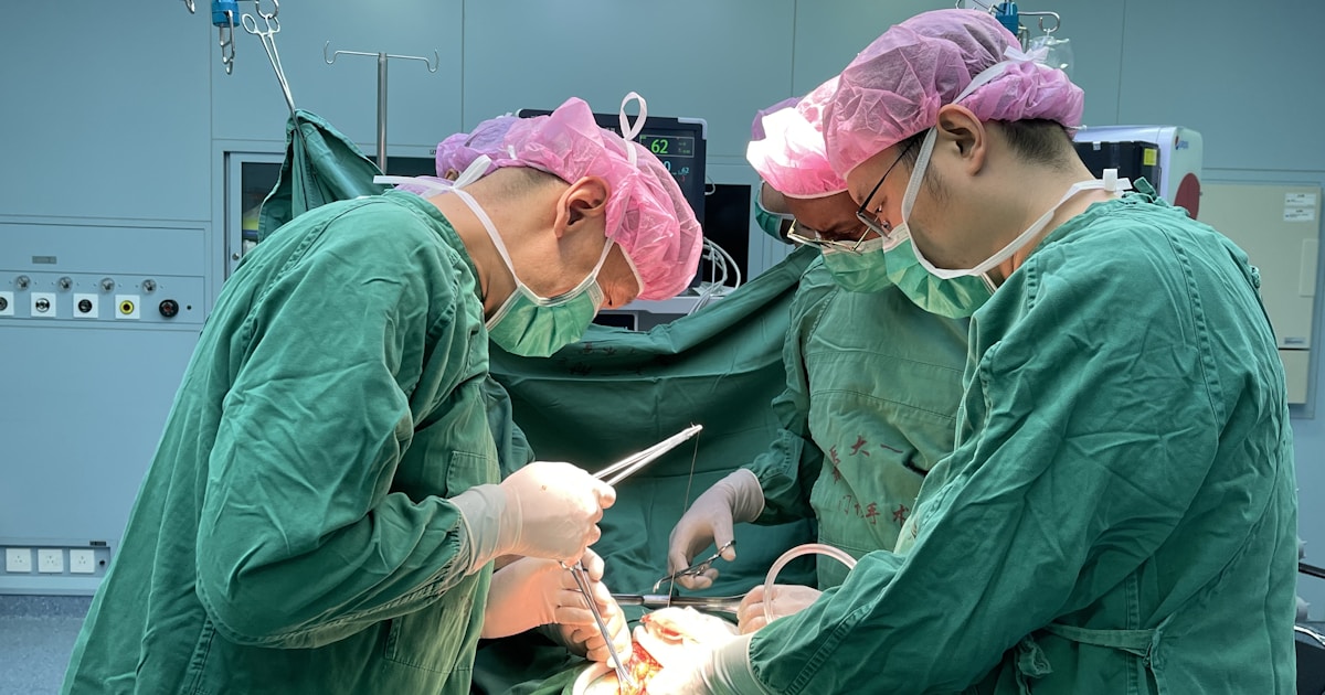 Женщина держится за шею, испытывая боль, на фоне медицинской символики