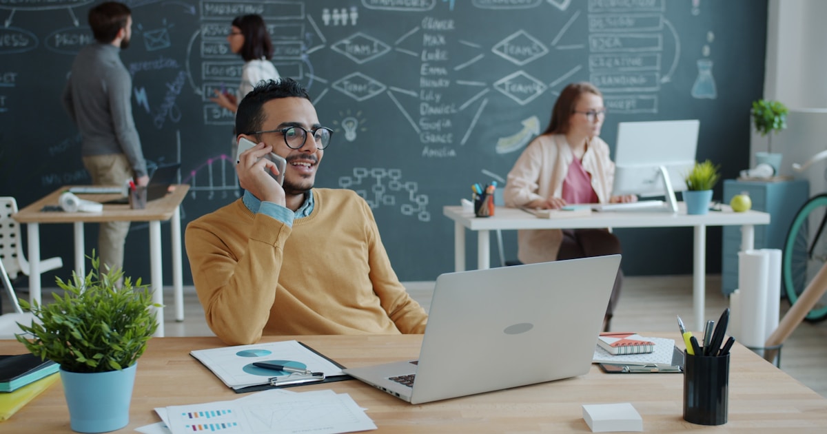 Схема работы четырёх AI-инструментов для автоматизации бизнес-процессов на экране ноутбука