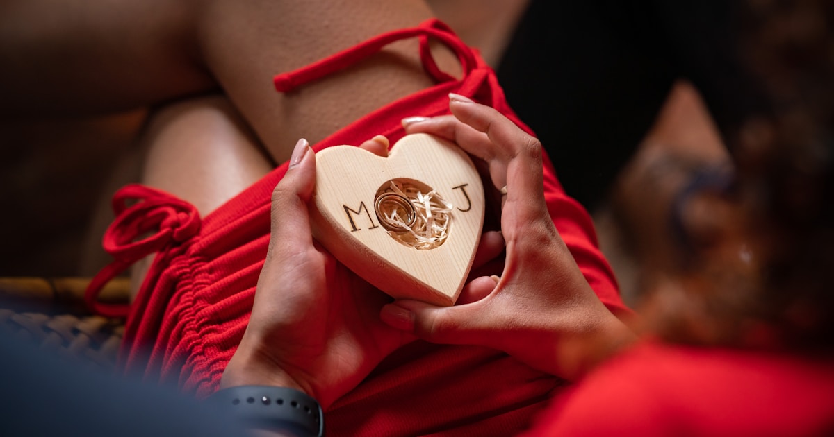 Пара использует набор для свидания с карточками и аксессуарами