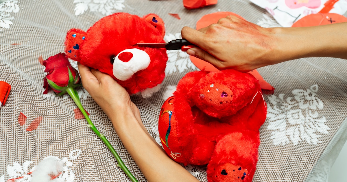 Красивая упаковка подарков на День святого Валентина с цветами и сердечками