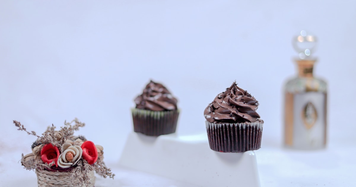 Красивая коробка шоколадных конфет с разнообразными начинками, упакованная для подарка на День святого Валентина