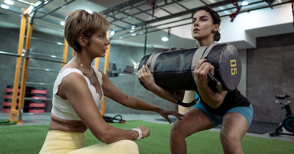 Врач-эндокринолог демонстрирует результаты набора мышечной массы