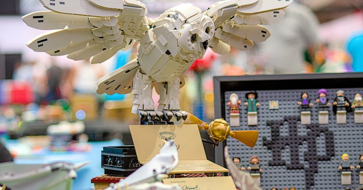 Иллюстрация: человек работает за ноутбуком, на экране — интерфейс чата с искусственным интеллектом и примеры текстовых промтов.