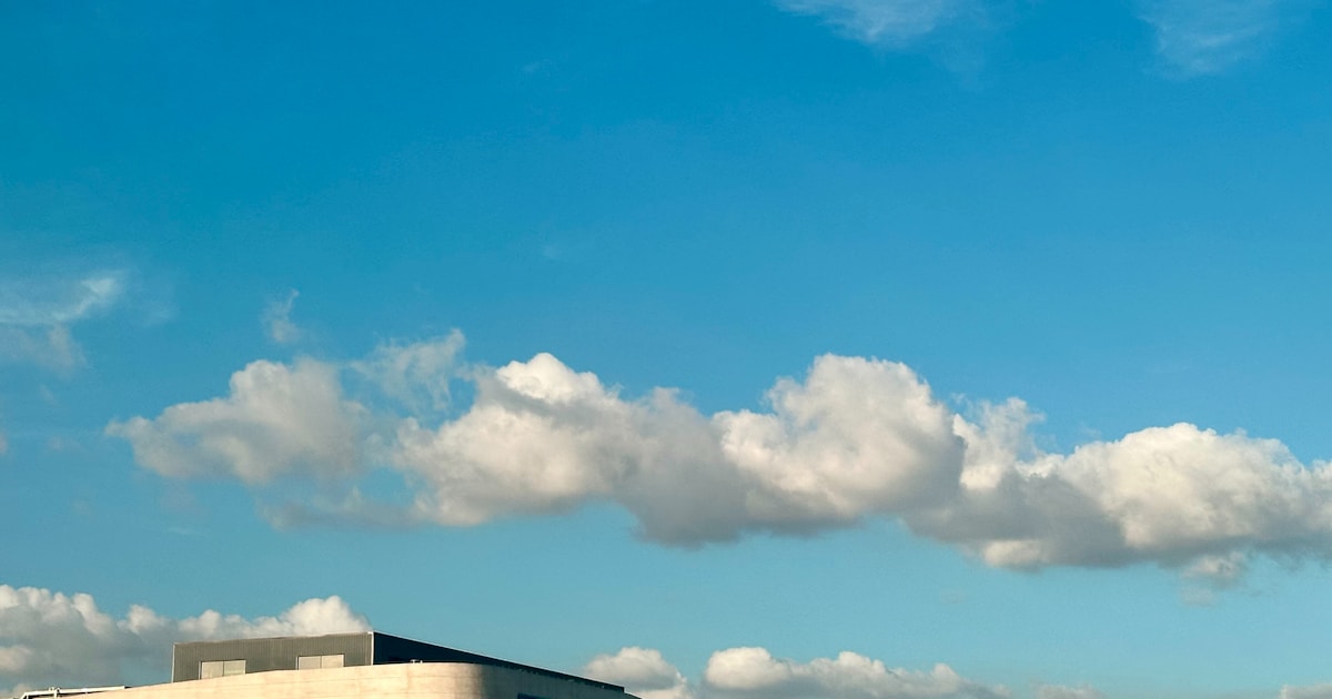 Логотип компании Oracle на фоне серверного оборудования в дата-центре