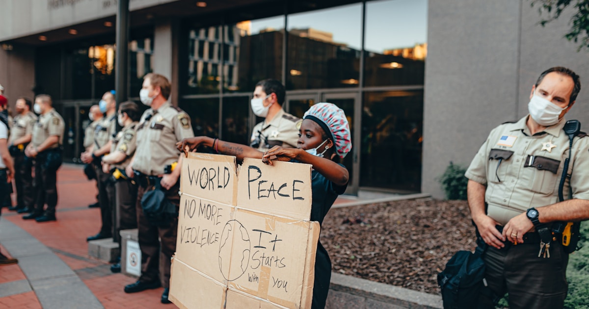 Люди собирают и упаковывают продукты питания для нуждающихся в Миннеаполисе