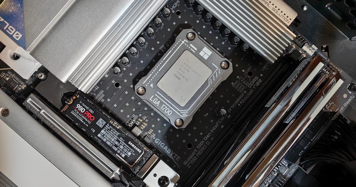 Логотип Intel и изображение компьютерного чипа на технологическом фоне