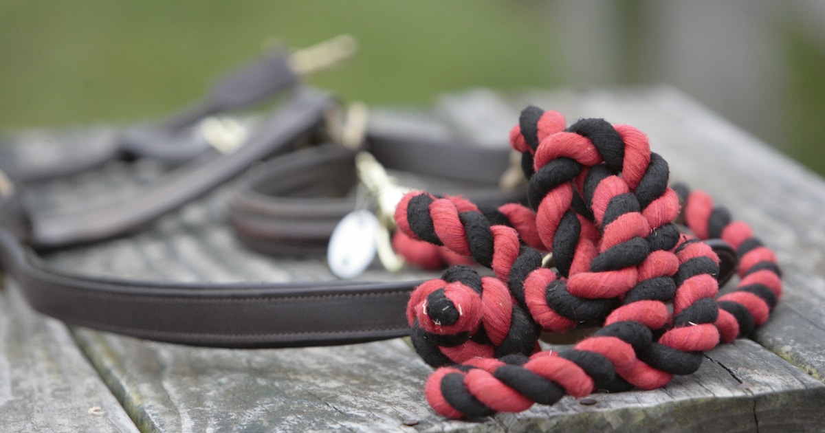 Стильный стек массивных браслетов-бангла в богемном стиле на руке