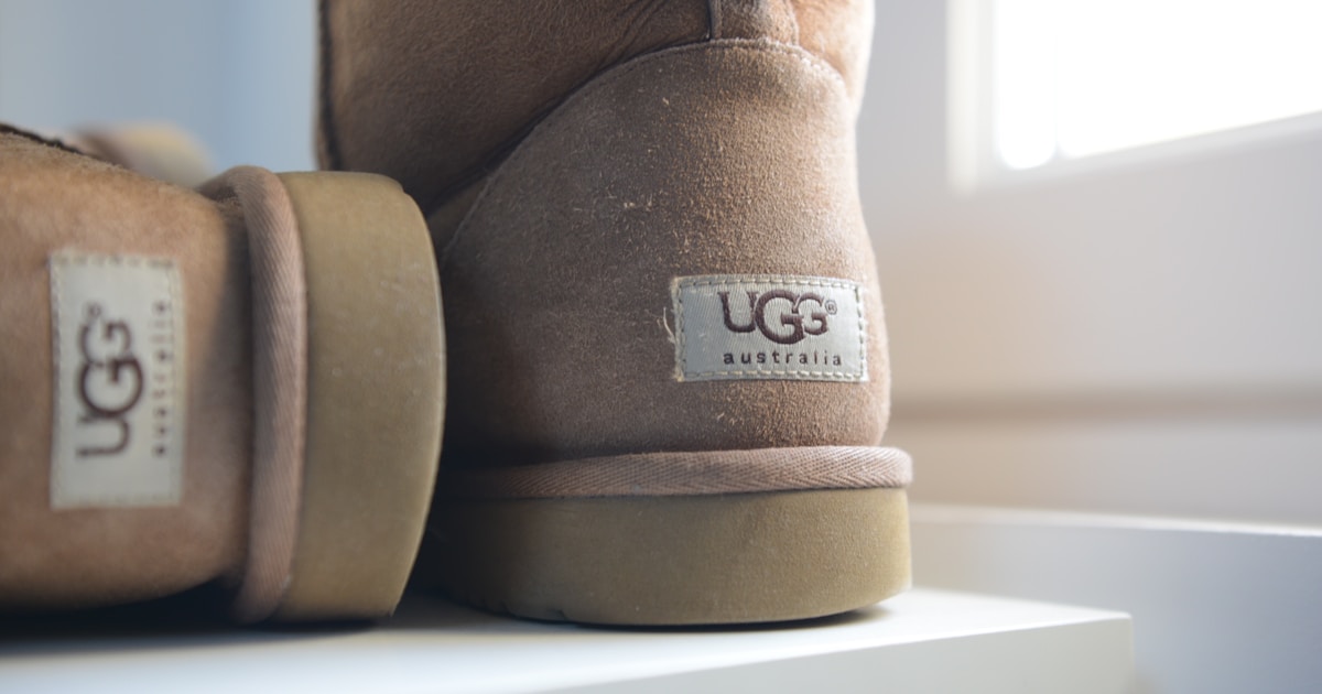 Теплые угги и тапочки UGG на распродаже в магазине DSW