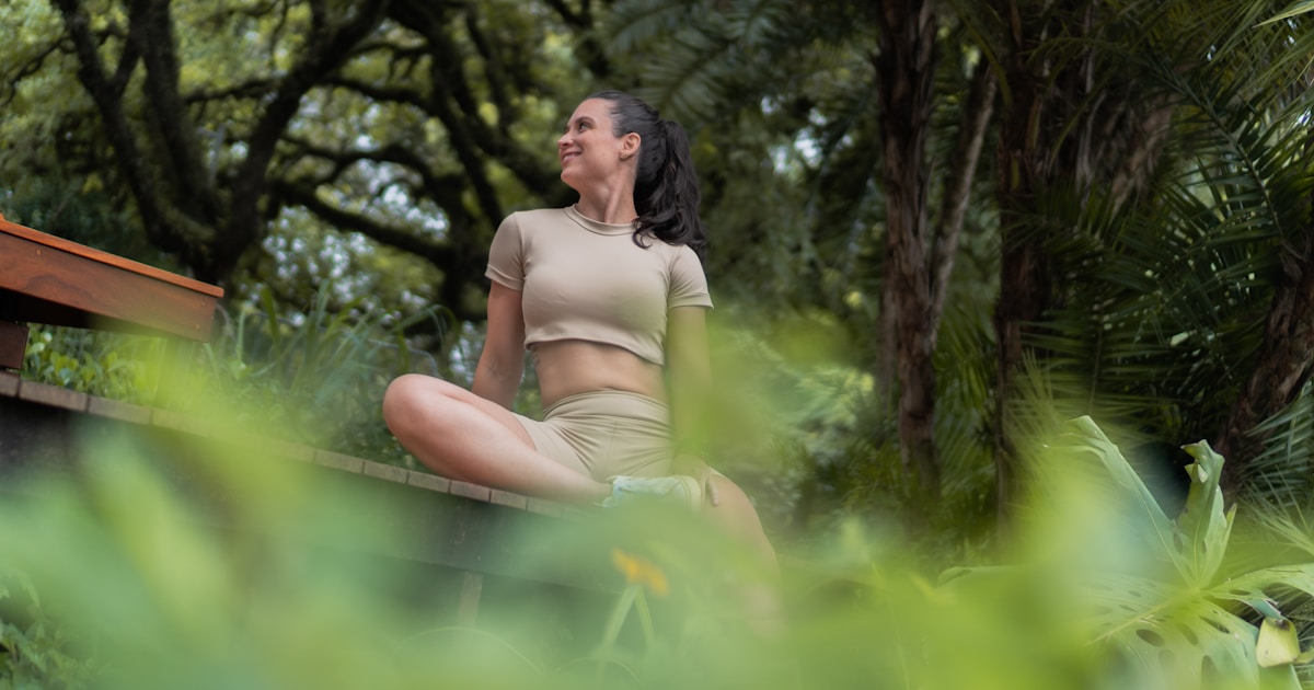 Женщина в спокойной обстановке, размышляющая или практикующая осознанность — символ возвращения к себе и заботы о ментальном здоровье.