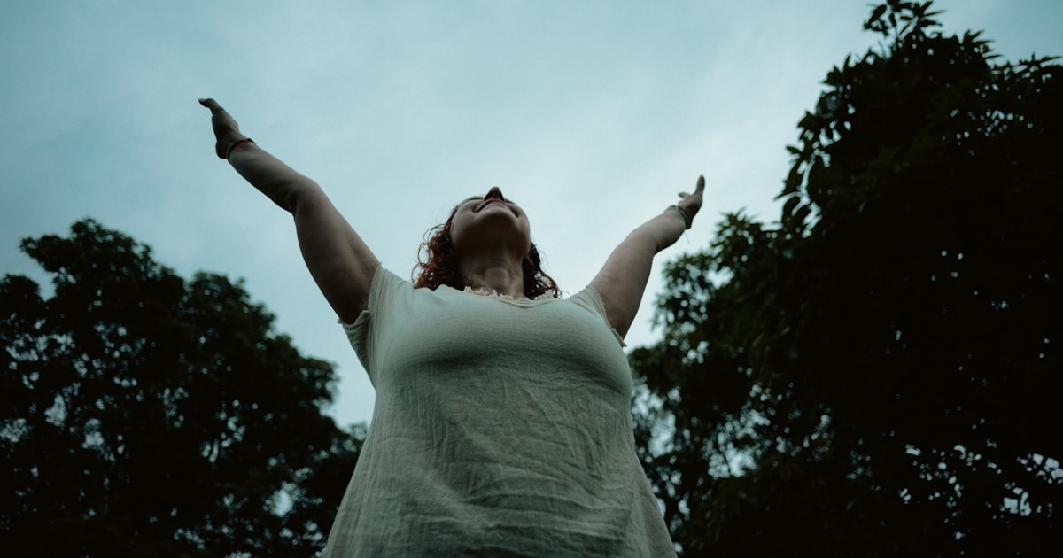 Женщина занимается спортом на природе, иллюстрация пользы физической активности