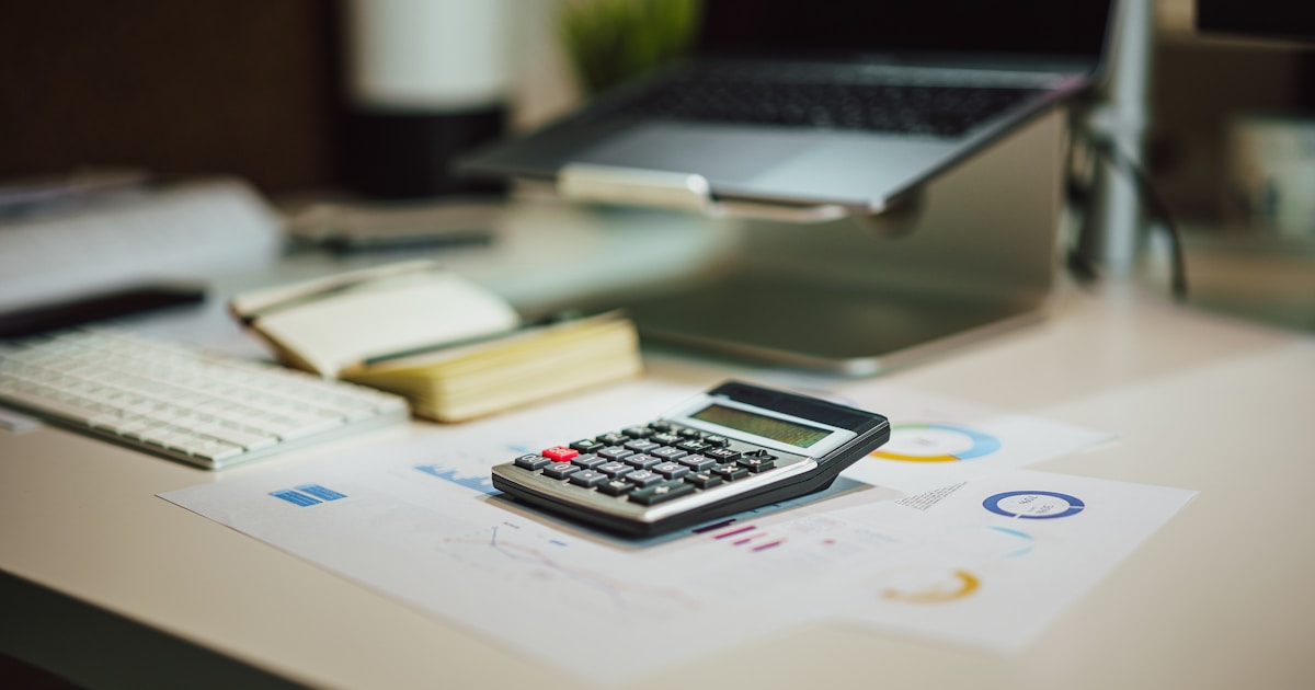 График и диаграмма, показывающие стоимость привлечения клиента и ключевые бизнес-метрики на экране ноутбука