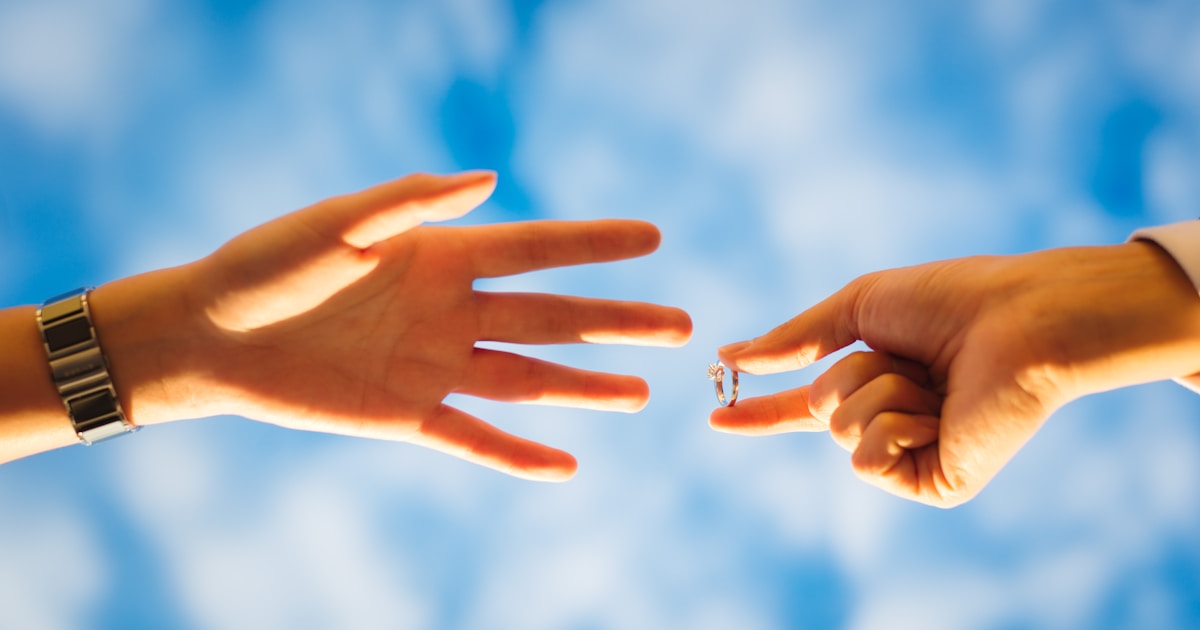 Два деловых партнёра пожимают руки в офисе, символизируя успешное сотрудничество и доверие.