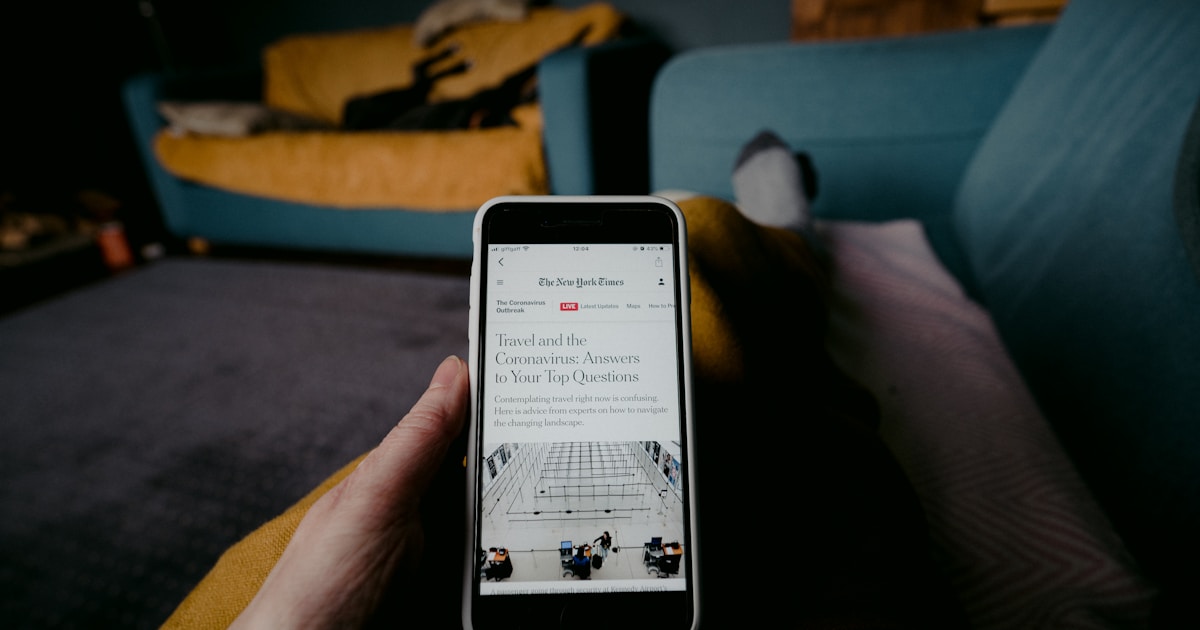 Иллюстрация: интерфейс социальной сети с элементами ИИ и чат-ботами на экране