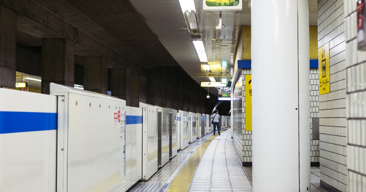 Современный дата-центр с серверными стойками и системой охлаждения