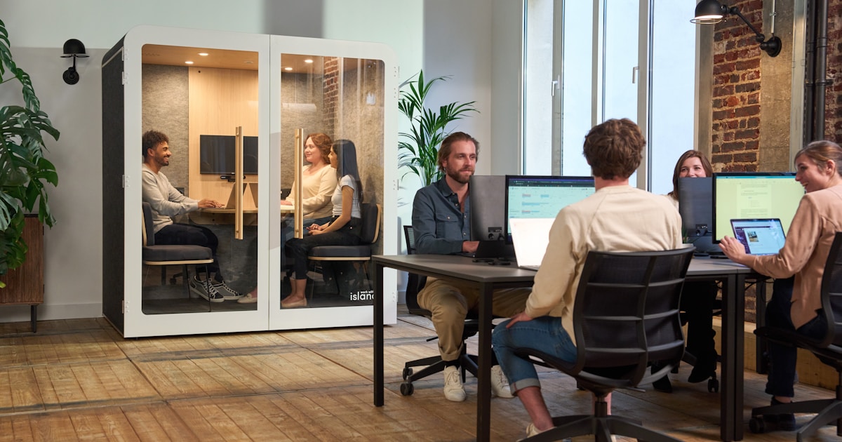 Сотрудники стартапа обсуждают проект в современном офисе