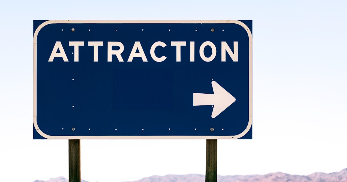 Человек размышляет за столом, откладывая важные задачи. Иллюстрация прокрастинации и эмоциональных барьеров.