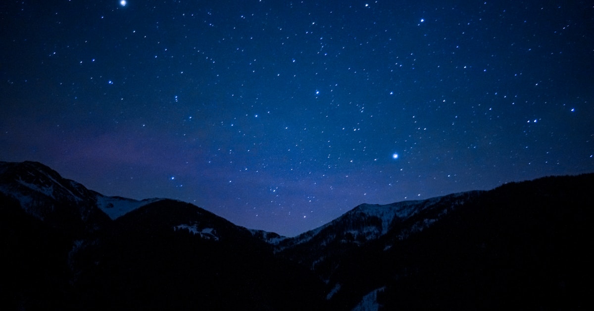 Созвездия и планеты на ночном небе, символизирующие астрологические события февраля